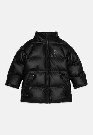 Giubbotto piumino nero con colletto alto, chiusura con zip, maniche corte e due tasche laterali con zip. Presenta un logo sul petto.