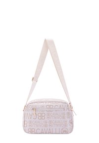 Borsa in tessuto bianco con motivo a logo ricorrente e hardware dorato. Presenta un design piatto, una tracolla regolabile e una tasca con cerniera.