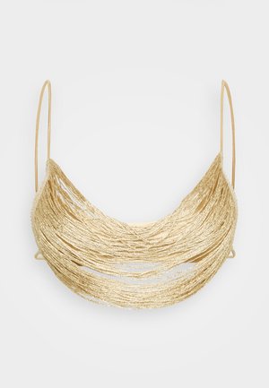 Collana color oro realizzata con fili intrecciati sovrapposti e una superficie liscia. Presenta cinghie regolabili per una vestibilità perfetta e una forma curvata.