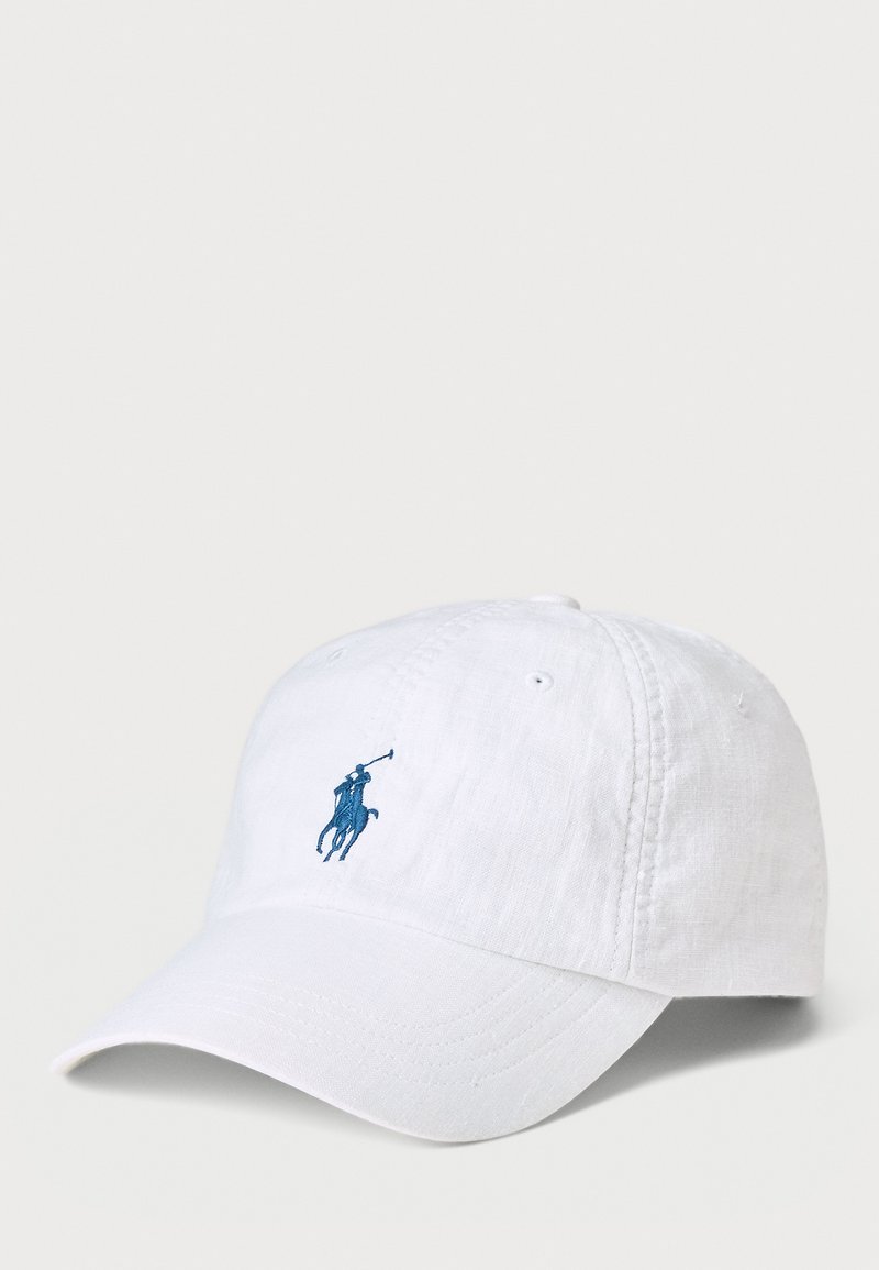 Weißes Baumwollcap mit gebogenem Schirm und blauem gesticktem Polo-Logo auf der Vorderseite. Verfügt über Ösen zur Belüftung und eine strukturierte Oberfläche.