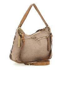 Borsa a spalla in pelle beige con zip dorate, tracolla regolabile e etichetta dorata con la scritta "CATERINA LUCCHI" su sfondo bianco.