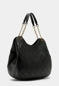 Sac à main en cuir noir avec un motif en diamant. Équipé de poignées en chaîne et en tissu. Forme douce et structurée avec une fermeture zippée.