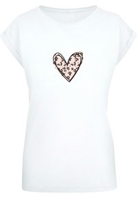 Hvid t-shirt med korte ærmer, der har et pink leopardprint hjerte designet i midten. Blødt materiale, afslappet pasform og opkrøllede ærmer.