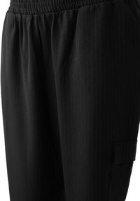 Zizzi MIT TASCHEN UND ELASTISCHEM BUND - Cargo trousers - black sand pin st
