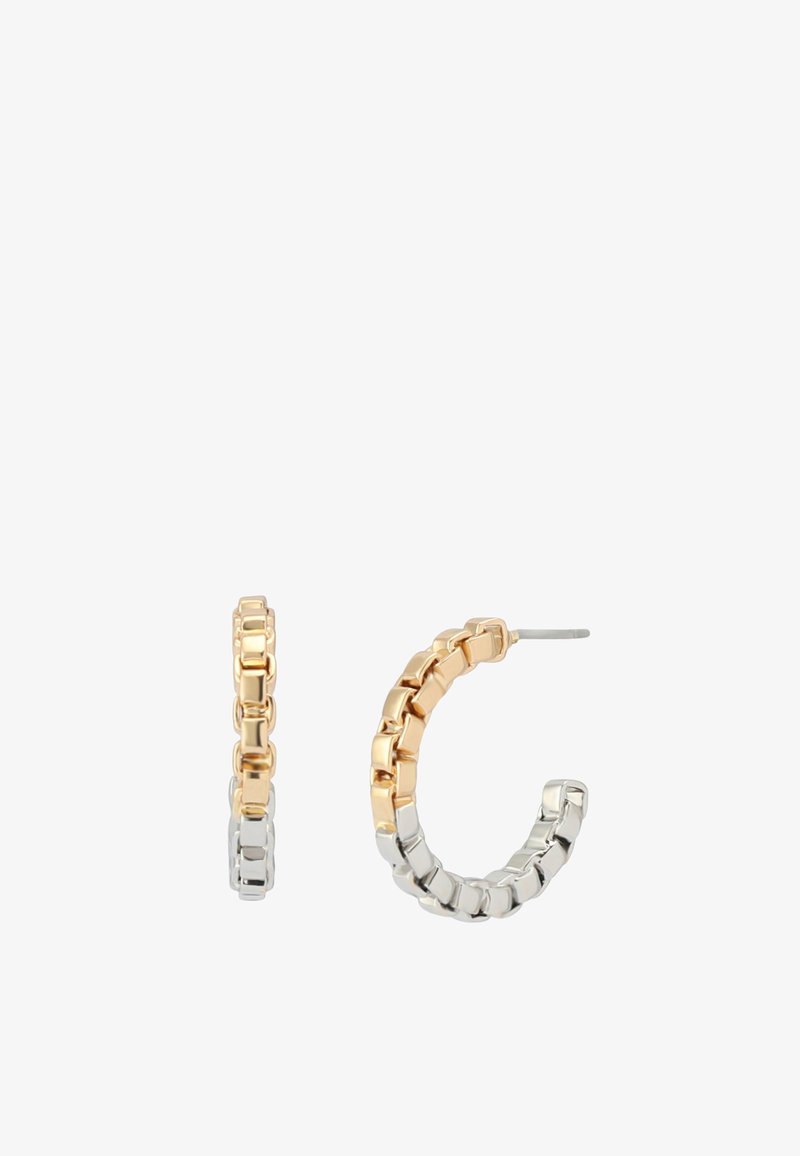 Pendientes en forma de aro con eslabones metálicos alternados de oro y plata, que presentan un acabado liso y pulido, y un cierre seguro de tipo post.