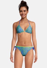 Zebra-print bikini in blauw en groen, met een driehoekstop met strikbandjes en een bijpassende onderkant met zijsstrikjes, gemaakt van gladde stof.