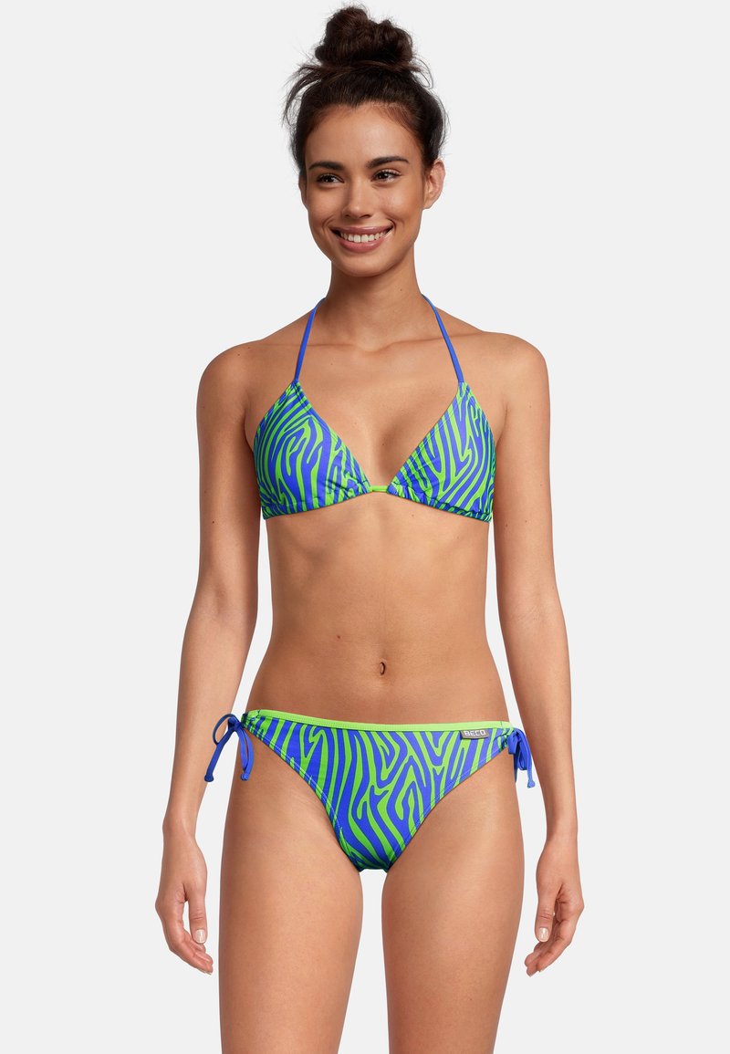 Zebra-print bikini in blauw en groen, met een driehoekstop met strikbandjes en een bijpassende onderkant met zijsstrikjes, gemaakt van gladde stof.