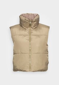 Béžová prošívaná vesta bez rukávů s vysokým límcem, předním zipem a hladkým saténovým povrchem; obsahuje prošívané části pro izolaci.