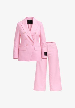 Blazer doppiopetto rosa con rever a punta e pantaloni a gamba larga a vita alta in tessuto morbido abbinati.