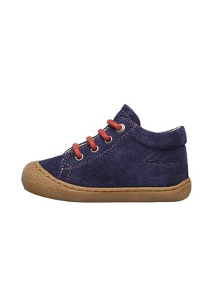 Bottines pour bébé en daim bleu marine avec des lacets rouges, bout rond et semelle en caoutchouc beige. Elles présentent des accents de couture et un design à la cheville basse.