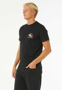 Camiseta de algodón negra con mangas cortas, cuello redondo y un bolsillo en el frente que presenta un diseño de logo colorido.