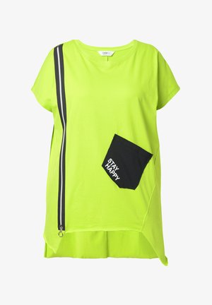 Limoengroene t-shirt met korte mouwen, diagonale zwarte ritsdetails en een zwarte zak waarop "STAY HAPPY" in witte tekst staat.