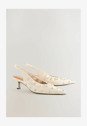 Beige släbiviigud ketsid terava ninaga, kaunistatud hõbedaste rhinestone'idega, sisaldavad kassi kontsa ja pehmet satiinmaterjali.