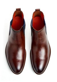 Braune Leder Chelsea-Stiefel mit einem schlanken Design, das eine glatte Oberfläche und blaue Wildlederakzente an den Seiten aufweist. Rote Innenauskleidung.