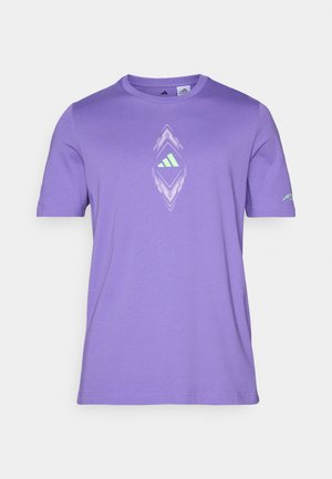Tricou scurt cu mânecă, de culoare violet, confecționat dintr-un material moale, având un design grafic central alb și verde, cu o formă de diamant și detalii cu logo.