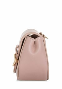 Różowa skórzana torebka o zaokrąglonym dnie, z złotymi elementami metalowymi i przeszywanym akcentem z boku. Płaska podstawa dla stabilnego ustawienia.