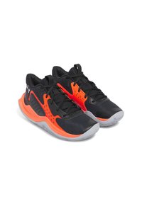 Zapatillas deportivas negras con acentos naranjas, parte superior de malla y textil, suela texturizada, collar acolchado y suela exterior gris en contraste.