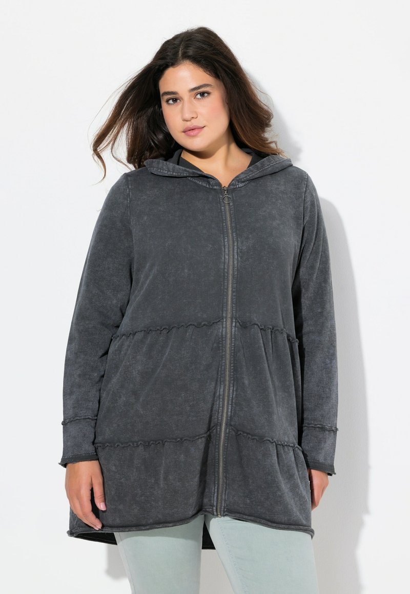 Kapuzensweatjacke in Dunkelgrau mit gestuftem Design, strukturiertem Stoff und Rüschendetails entlang der Nähte.