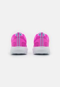 Zapatillas deportivas rosas con suelas de goma blanca, parte superior de malla y un acento azul en el talón. Cuentan con una pestaña en la parte trasera para facilitar su puesta.