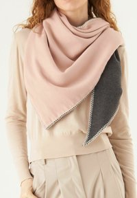 Driekhoekige sjaal in zachtroze en antracietgrijze wolmix. Beschikt over contrasterende randen met een lichte stikselafwerking.