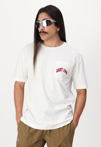 GANT 75TH ANNIVERSARY CAPSULE - POCKET GRAPHIC TSHIRT - Camiseta básica - eggshell