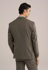 Szürke öltönyzakó sima textúrával, kivágott hajtókákkal, egyhátsó szellőzőnyílással és négygombos mandzsettákkal. Testre szabott fazon, tiszta sziluettel.