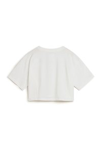 Camiseta de algodón blanca, cortada, con escote redondo, mangas cortas y textura suave; presenta un corte holgado y sin gráficos visibles.