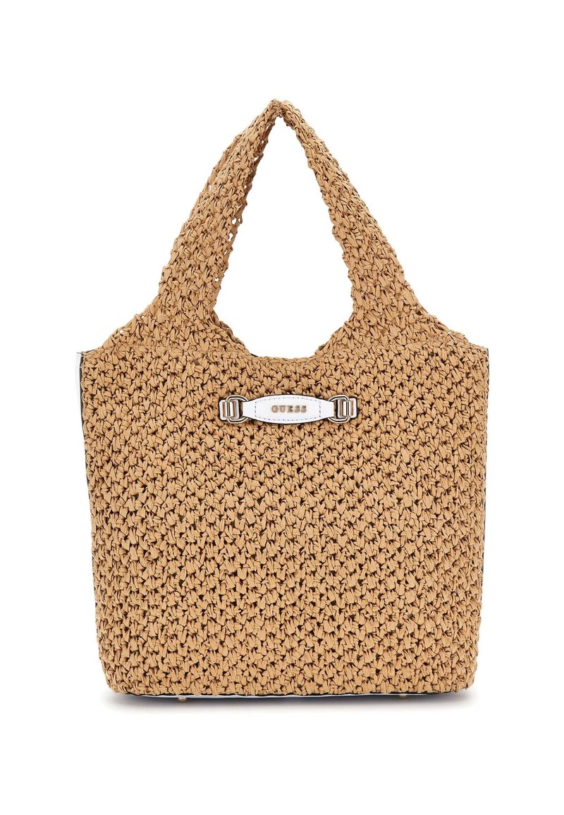 Sac en paille tressé dans une teinte beige avec une surface texturée. Dispose de deux poignées courtes et d'une fermeture à pression argentée avec un détail de marque.