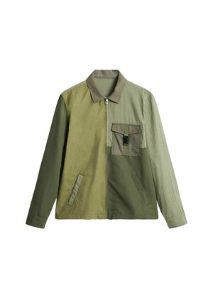Jakna u blokovima blijedozelene i tamnozelene boje s patentnim zatvaračem sprijeda, ovratnikom, bočnim džepovima i džepom na prsima s kopčanjem na druker.