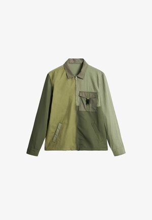 Hele- ja tumeroheline värvilahendusega jope, millel on esil tõmblukk, krae, küljetaskud ja nööpidega kaetud rinnatasku.