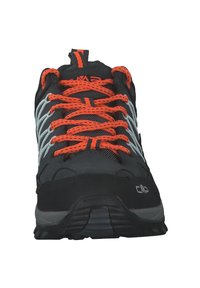 Sort sportsko med orange og grå accenter, der har en tekstureret overdel, et fremtrædende snøresystem og en holdbar gummisål.