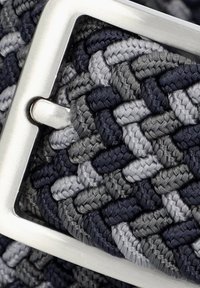 Woven elasticzny pasek w odcieniach granatowym, szarym i srebrnym, z prostokątną srebrną klamrą metalową. Teksturowane warkocze tworzą elastyczny design.