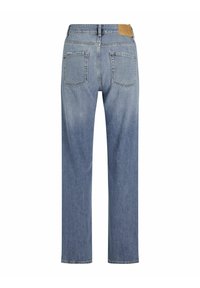 Jeans de mezclilla azul claro con un diseño de pierna recta, cinco bolsillos y un parche de cuero marrón en la cinturilla. Presenta una textura desgastada.