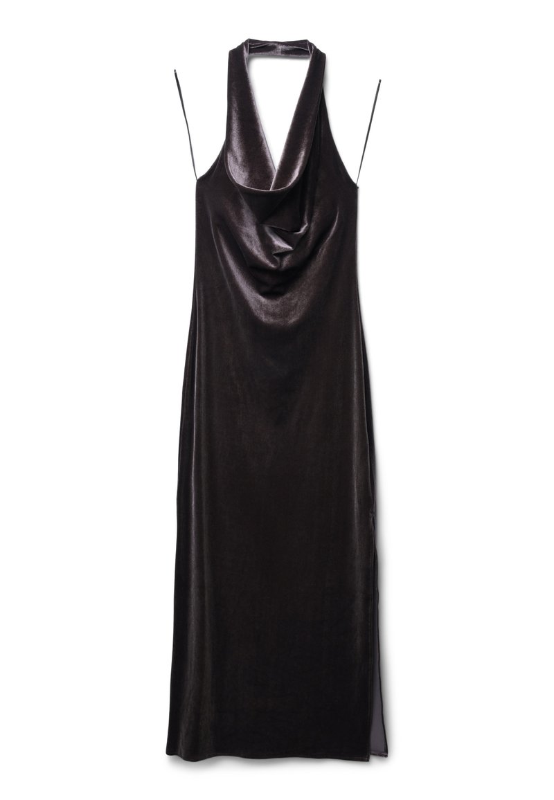 Ärmelloses schwarzes Samtkleid mit drapiertem Ausschnitt und seitlichem Schlitz. Verfügt über dünne Träger und eine glatte, glänzende Textur.
