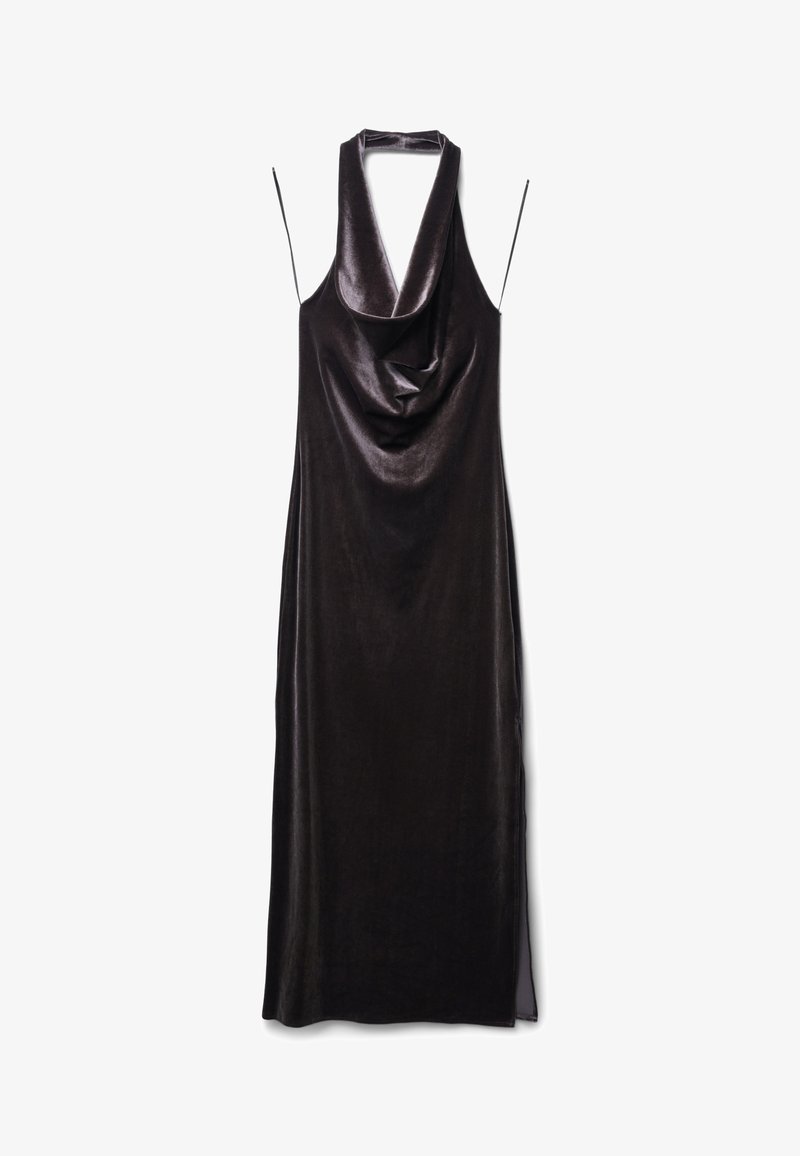 Ärmelloses schwarzes Samtkleid mit drapiertem Ausschnitt und seitlichem Schlitz. Verfügt über dünne Träger und eine glatte, glänzende Textur.
