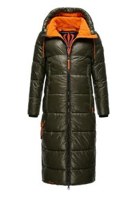 Lange pufferjas in donkergroen met een oranje fleece-voering in de capuchon, voorzien van een rits aan de voorkant, zijzakken en elastische manchetten.