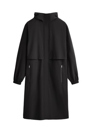 Manteau noir avec capuche, manches longues, poignets élastiques, deux poches latérales et un design en surplomb à l'avant. Fabriqué en tissu lisse et léger.