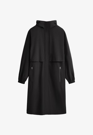 Manteau noir avec capuche, manches longues, poignets élastiques, deux poches latérales et un design en surplomb à l'avant. Fabriqué en tissu lisse et léger.