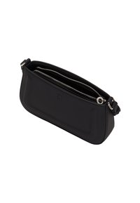 Černá kožená taška obdélníkového tvaru, s dvěma zipovými kapsami, plochým designem a opleteným popruhem jako akcentem.