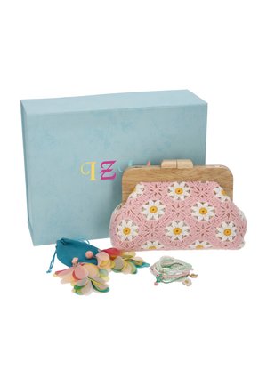 Caja de regalo azul con letras de colores, bolso rosa de crochet con flores blancas y marco de madera, llavero con borlas coloridas y pulseras de cuentas.