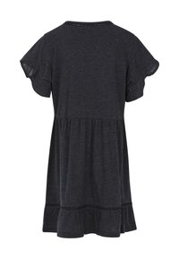 Schwarzes, kurzärmliges Kleid aus weichem Stoff; verfügt über einen gestuften Volantsaum und einen runden Ausschnitt mit kleinen Verzierungen.