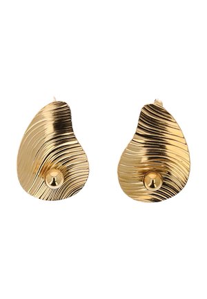 Cercei în formă de picătură neregulată, ton auriu, cu striații orizontale texturate și o mică sferă aurie netedă aproape de baza fiecărui cercel.