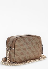 Guess NOELLE CROSSBODY CAMERA - Borsa a tracolla - hellbraun
