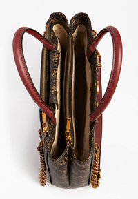 Zwarte gestructureerde handtas met bordeauxrode leren handvatten, gouden beslag en interieurritssluitingen. Voorzien van een patroonvoering en kettingaccent.