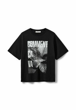 Zwart T-shirt met korte mouwen met een verticale witte afbeelding van een kattengezicht en de tekst "COMMENT CA VA" op de voorkant.