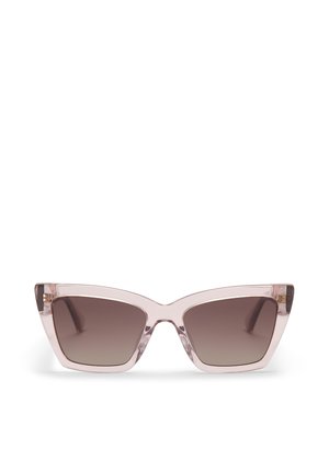 Różowe przezroczyste okulary przeciwsłoneczne w kocim stylu z gradientowymi brązowymi szkłami, wyrazistym kanciastym designem i metalowymi akcentami na oprawkach.