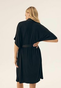 Czarny kimono w stylu szlafroka z paskiem w talii, charakteryzujący się luźnymi, krótkimi rękawami oraz miękką, gładką teksturą. Design jest prosty i elegancki.