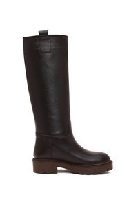 Bruine leren kniehoog laars met een gestructureerde afwerking, ronde neus, dikke bruine zool en een trekbandje aan de bovenkant voor gemakkelijk aan- en uittrekken.
