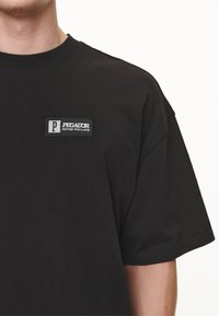 Pegador ANTIGUA BOXY TEE - Apdrukāts T-krekls - washed black