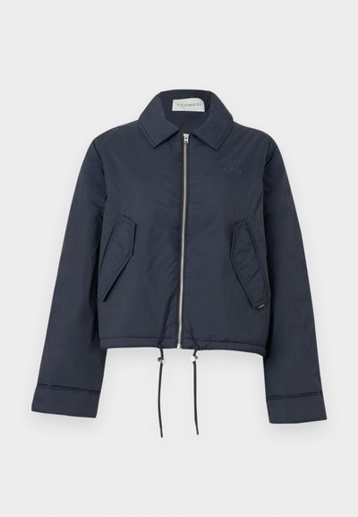 Μπλε ναυτικό μπουφάν με φερμουάρ και γιακά, δύο κεκλιμένες μπροστινές τσέπες, ρυθμιζόμενα κορδόνια στο τελείωμα και διακριτική σήμανση «CLOSED» στο στήθος.